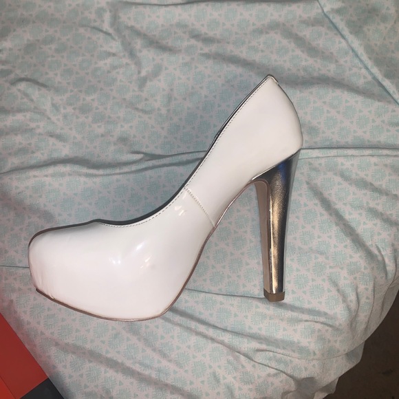 Guess heels size 7.5 nib never worn white and silver patent - Picture 3 of 3